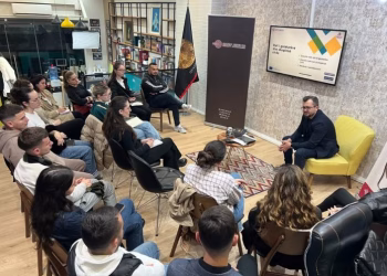 Sfidimi i dezinformimit me anë të fuqizimit të studentëve shqiptarë