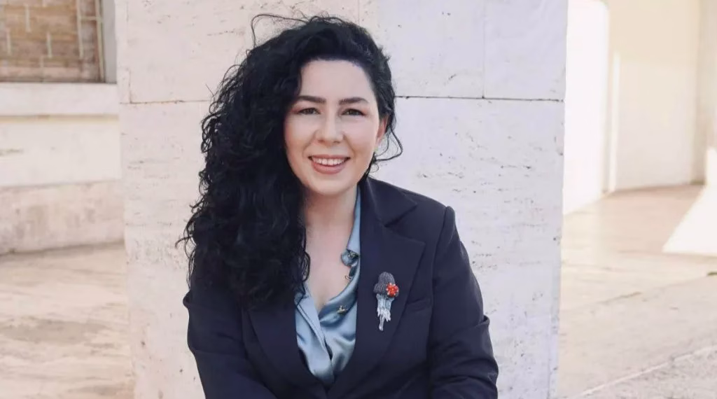 Nga fakti tek konteksti-Rendi i ri i komunikimit në epokën digjitale